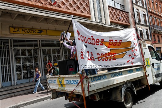 Passage du cortège devant la Poste...