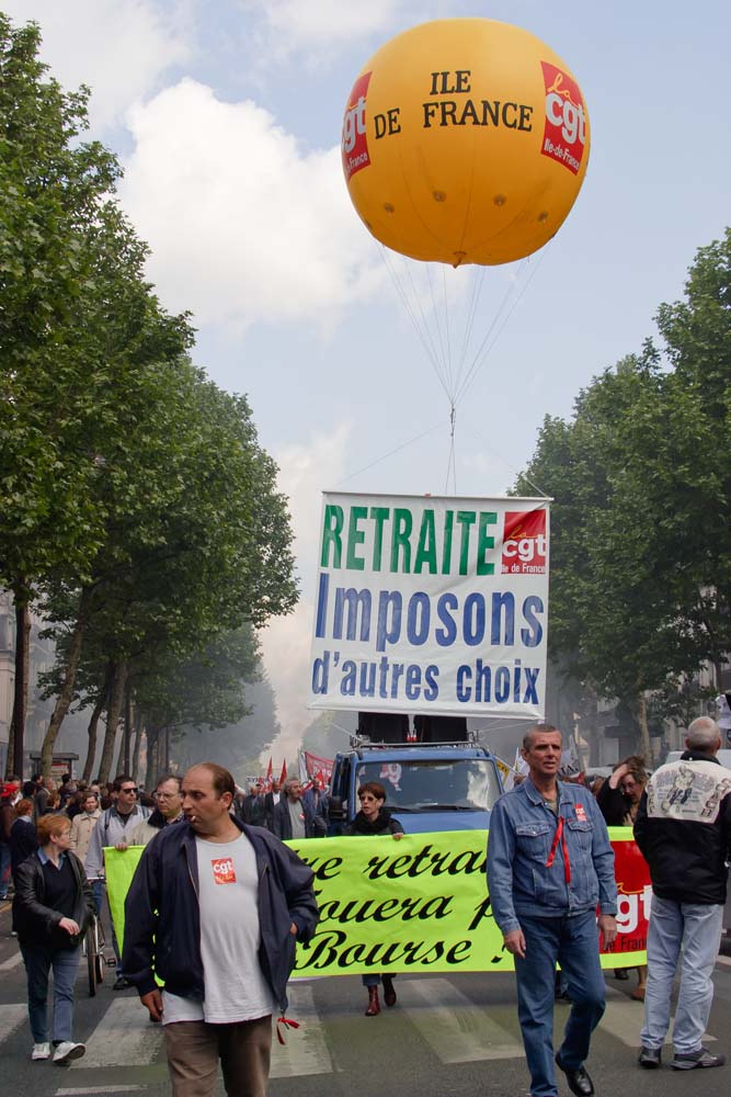 Manifestation à Paris pour la sauvegarde du régime de retraite