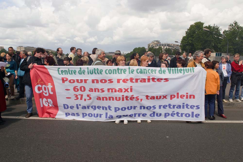 Manifestation à Paris pour la sauvegarde du régime de retraite