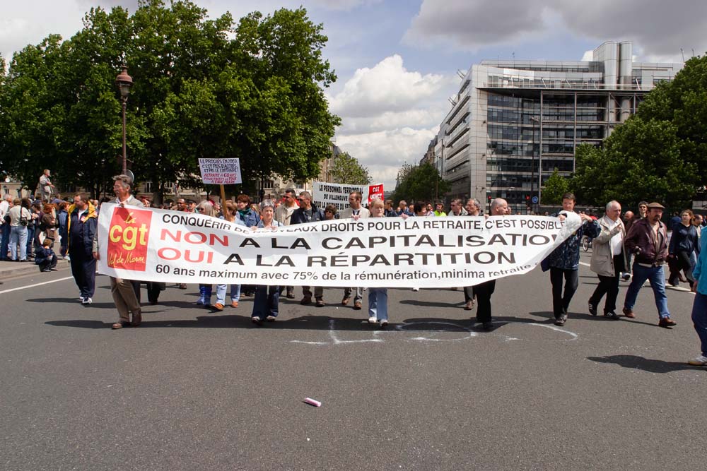 Manifestation à Paris pour la sauvegarde du régime de retraite