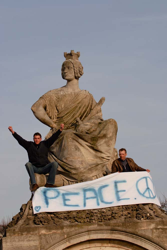 Contre la guerre en IRAK, manifestation à PARIS