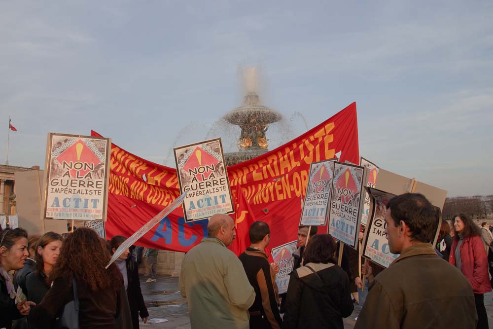 Contre la guerre en IRAK, manifestation à PARIS