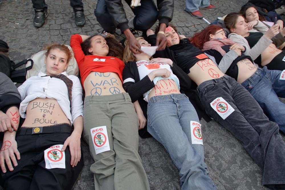 Contre la guerre en IRAK, manifestation à PARIS