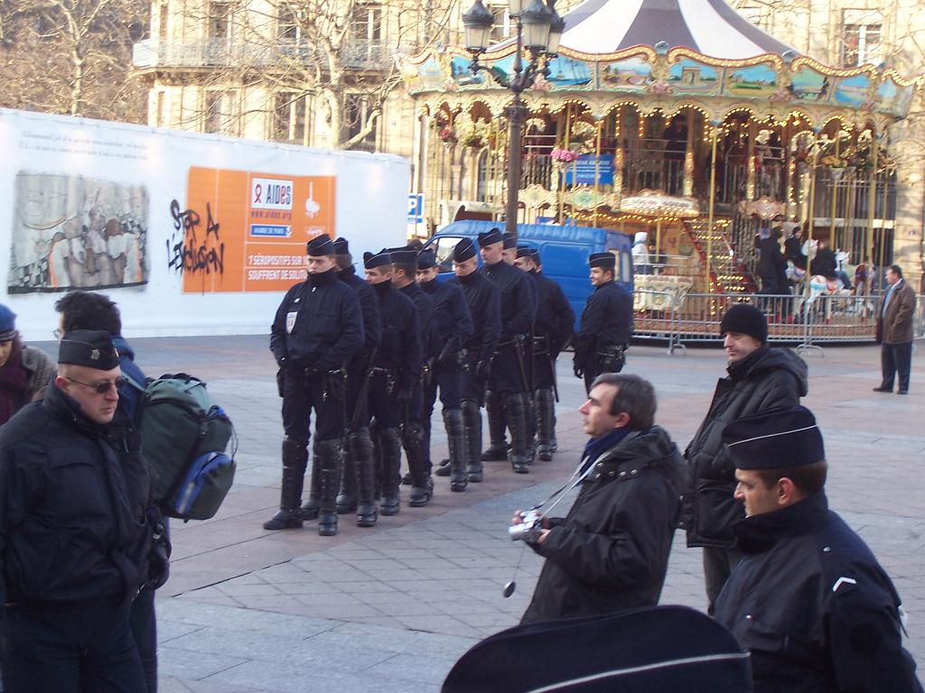 Collectif des déboulonneurs 23-12-2006  Hôtel de Ville - Rue de Rivoli