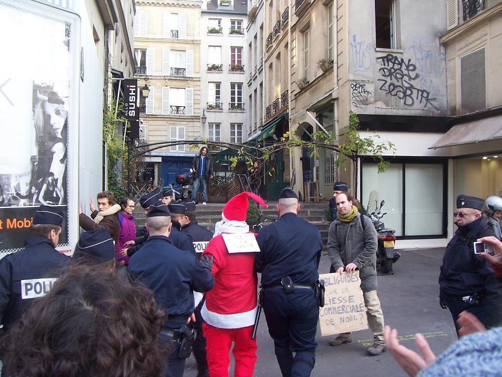 Collectif des déboulonneurs 23-12-2006  Hôtel de Ville - Rue de Rivoli