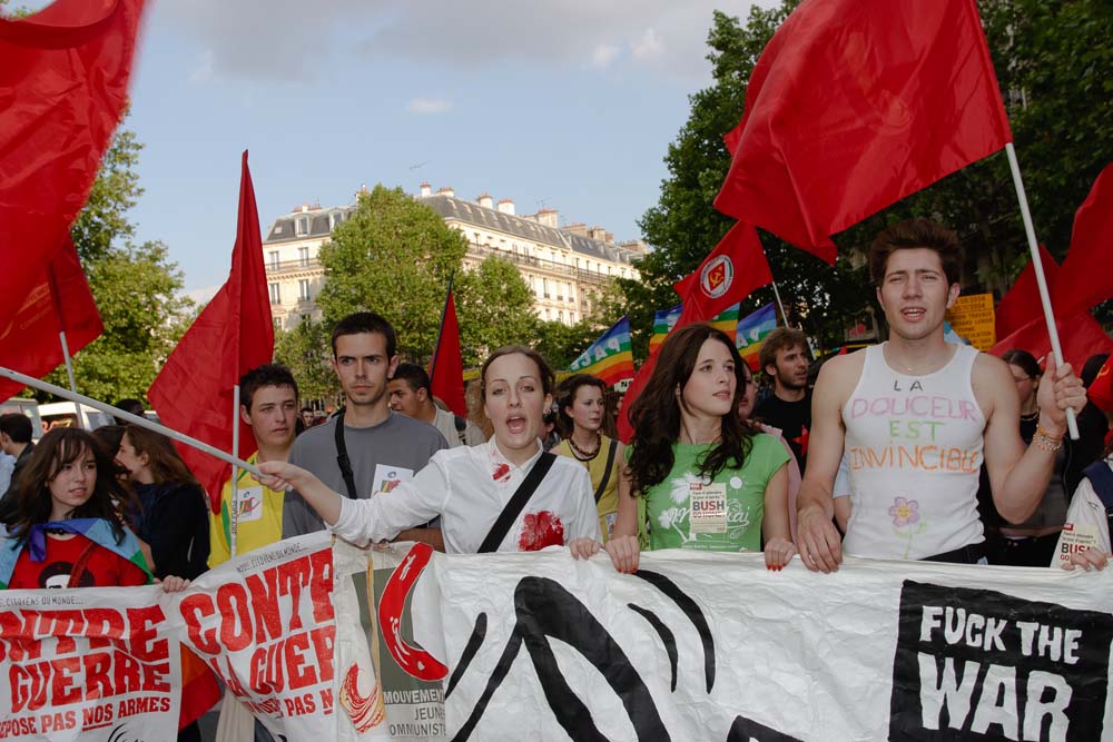 Contre la venue de Bush en France le 5/06/04