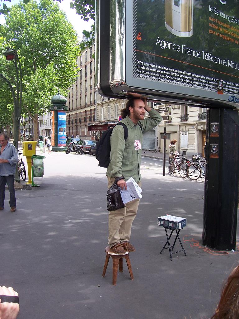 La pub toujours écrasante