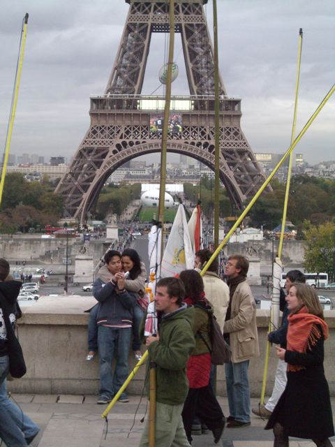 défilé sous la tour Eiffel