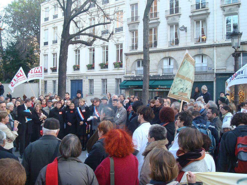 Rassemblement place Edouard Herriot contre les franchises médicales