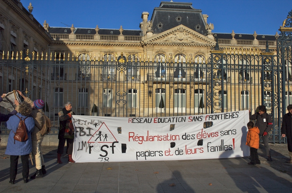 devant la préfecture