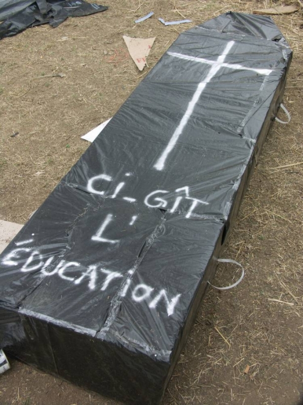 Ci-gît l'Education