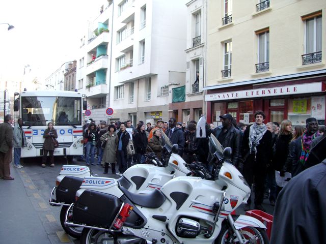 Rassemblement de protestation devant le foyer