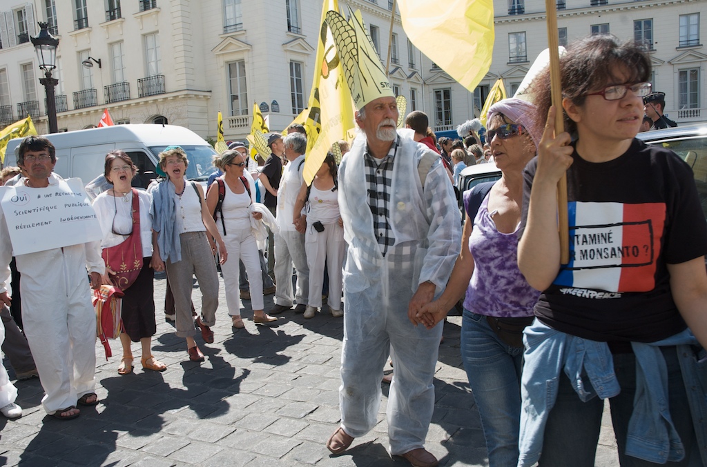 Chaîne humaine autour de l'Assemblée