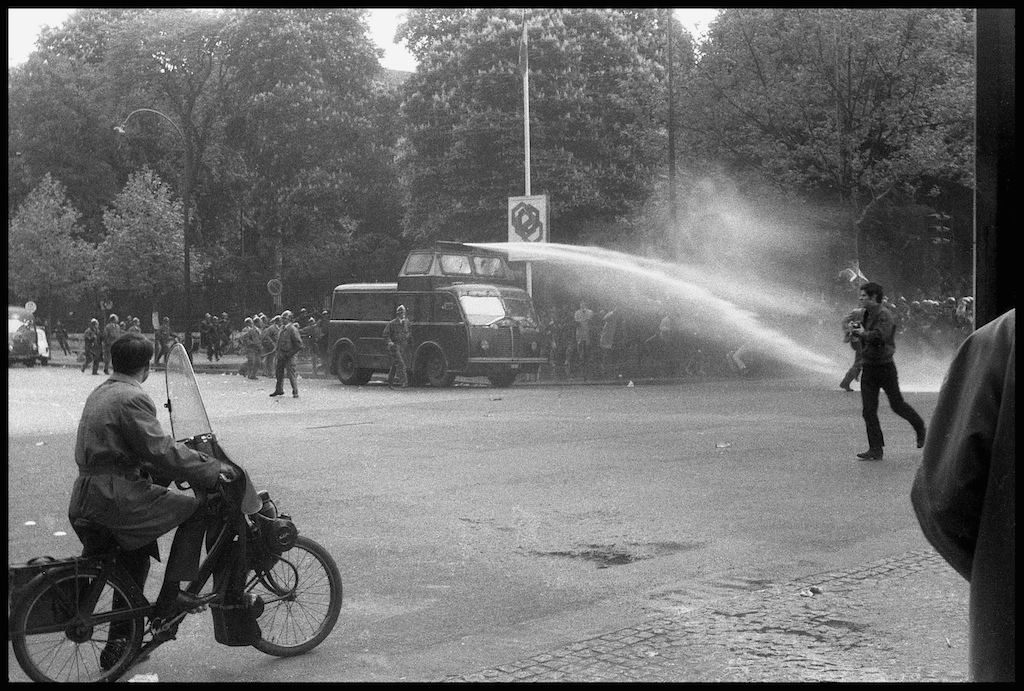 Vendredi 3 mai. La fermeture de Nanterre a conduit les étudiants à la Sorbonne; le 3 mai, celle-ci est évacuée par la police : les étudiants sont dans la rue.