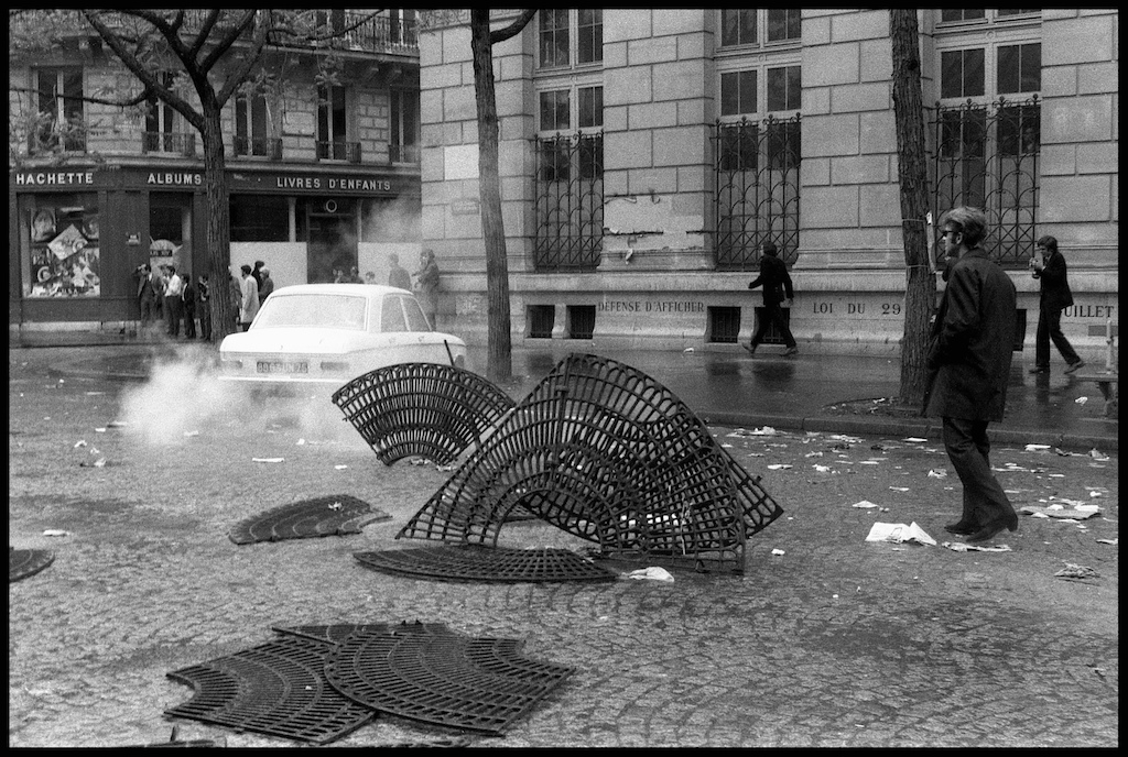 premières barricades improvisées