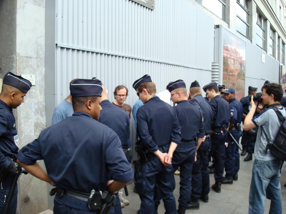 Interpellation des dangereux barbouilleurs