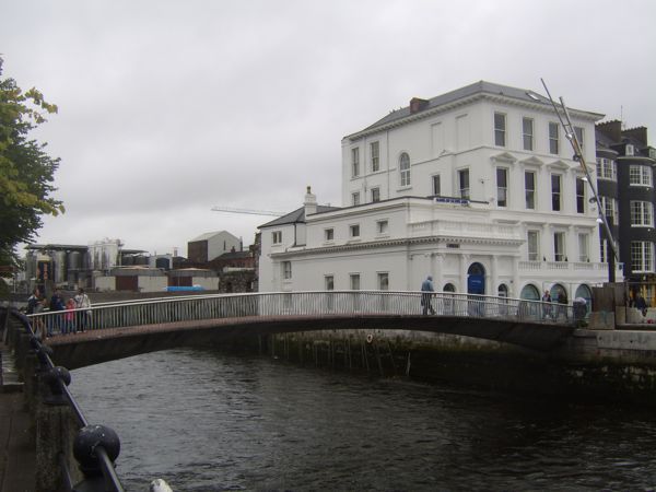 Siège moderne de la Banque d'Ecosse à Cork.