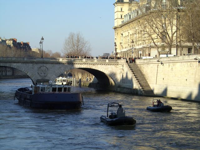 Les bateaux de la police veillent