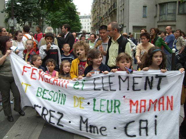 la manif démarre, enfants en tête