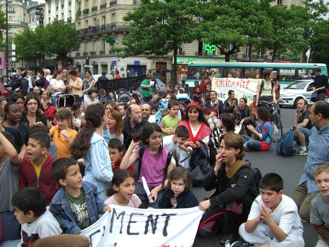 7/06/07 Sit-in devant la Mairie du 20eAprès avoir traversé une partie du 20e, la manif qui n'a fait que grossir,