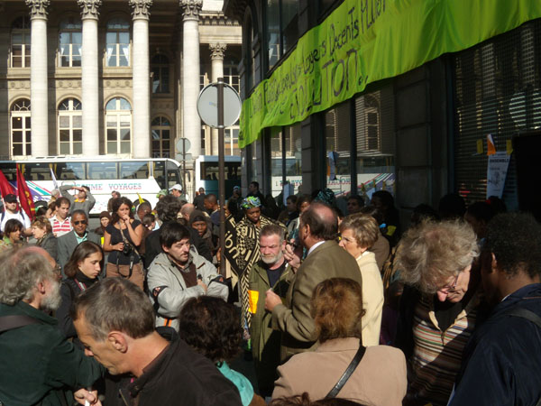 une manifestation devant le ministère de la crise du logement ce samedi 11 octobre