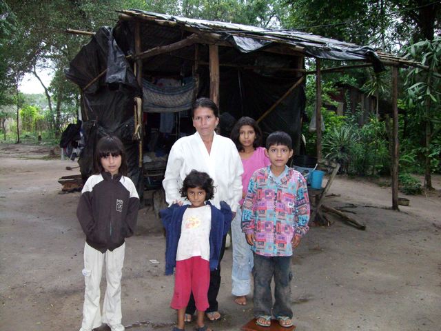 Paraguay famille monoparentale à Virgen de Caacupe