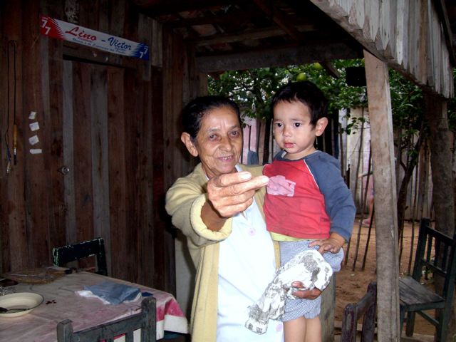 Paraguay Grand mère et son petit fils à Tres Nascientes