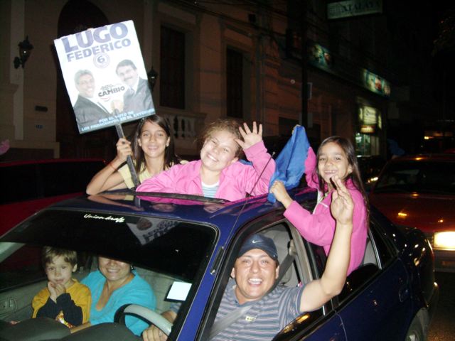 Asuncion 20/04/08 liesse populaire