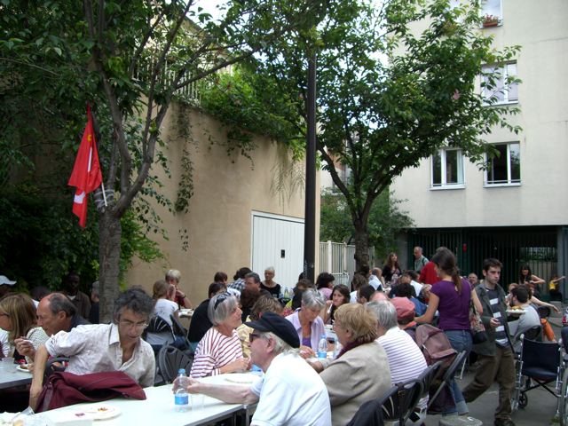 Solidarité avec les salaries sans papiers de DMMS (Paris 20e)