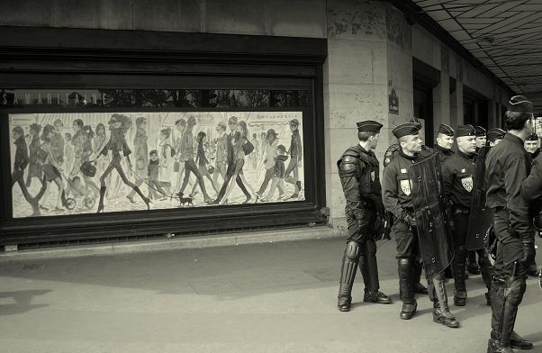 Vitrine Samaritaine et CRS