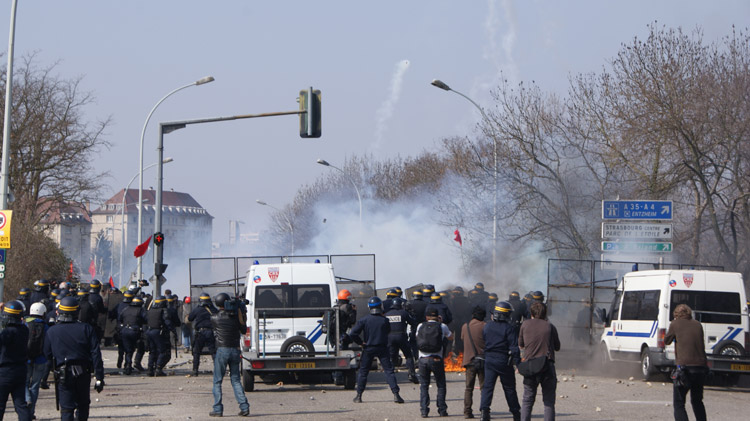 cocktail Molotov sur les CRS route du Rhin