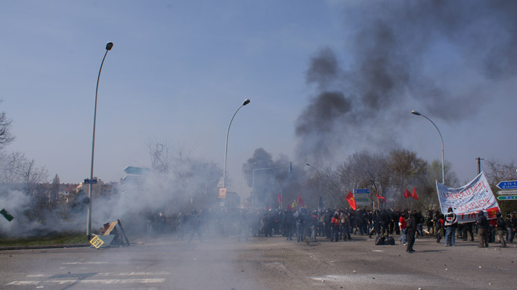 passage des manifestants route du Rhin