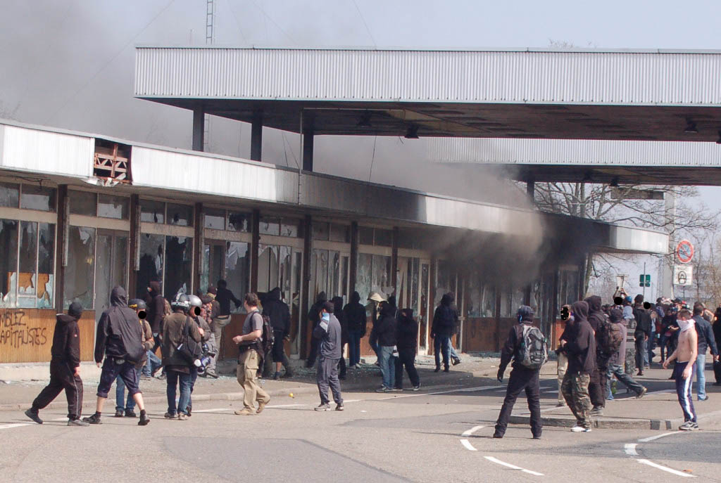 Pont de l'Europe: premier saccage &  incendie du poste de douane français, 11:00