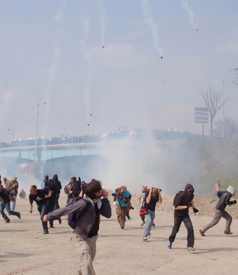 Pont d'Anvers, échauffourées, il pleut des grenades