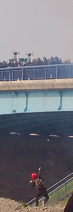 Pont d'Anvers, échauffourées, un manifestant défie les forces de l'ordre