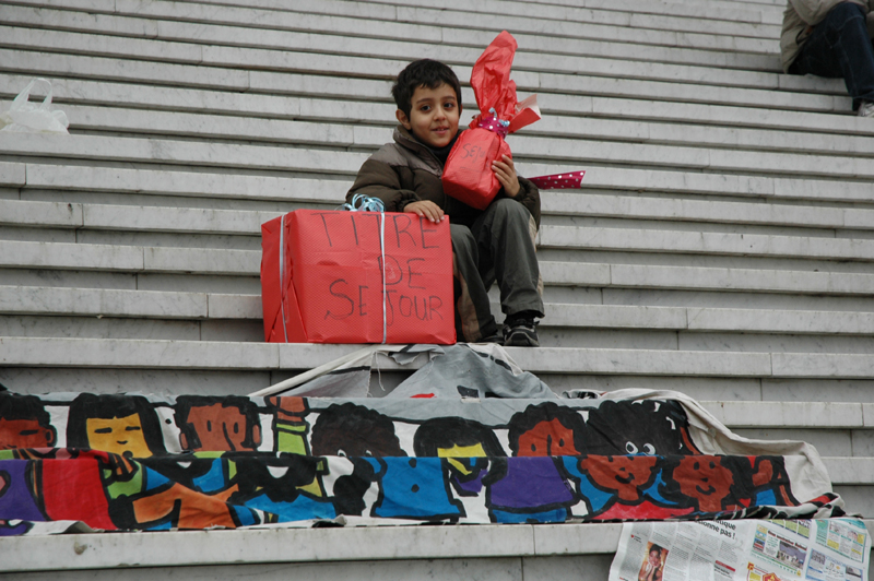 enfant sous l'arche pour des papiers