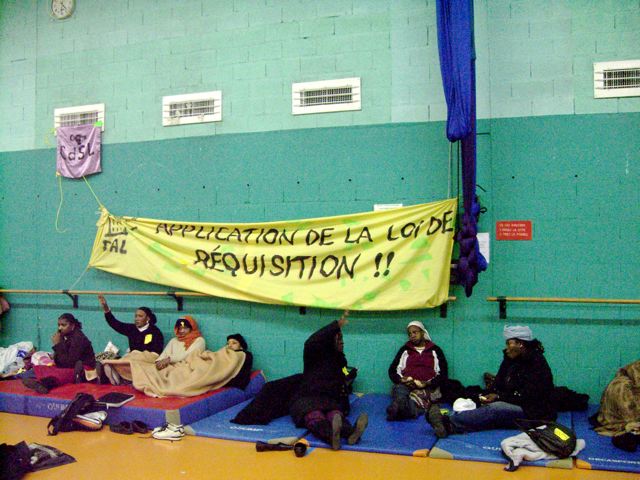 Familles de la rue de la Banque à l'abri dans un gymnase