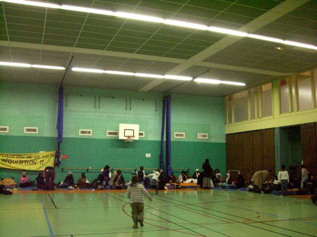 Les familles dans le gymnase