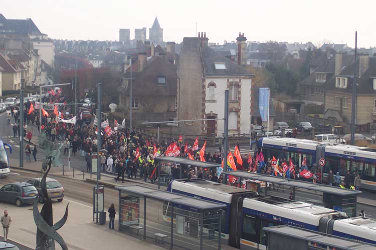 le cortège devant l'université de Caen