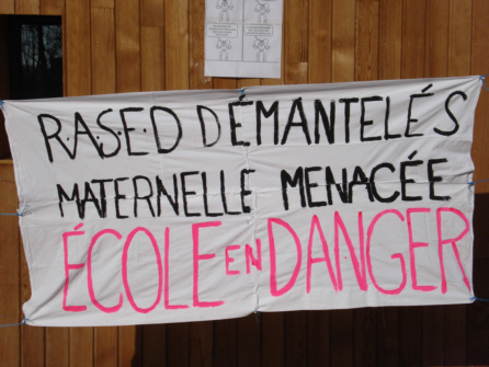 des banderoles   fleurissent devant les écoles en Sarthe