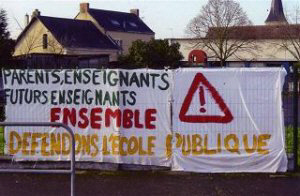 des banderoles   fleurissent devant les écoles en Sarthe