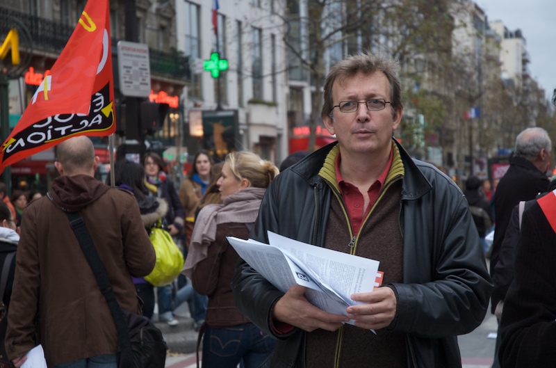 Pierre Laurent distribuant des tracts