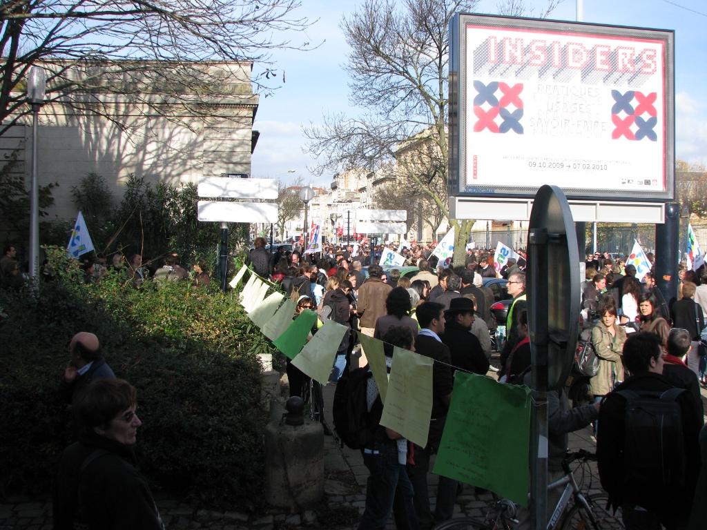 enseignants et postiers devant le rectorat