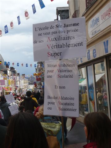 manif des précaires de l'éducation et enseignants solidaires au Mans le 9 juin