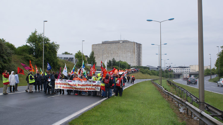 Caen, descente du cortège sur le périph