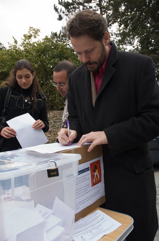 François Delapierre votant contre la privatisation de la Poste