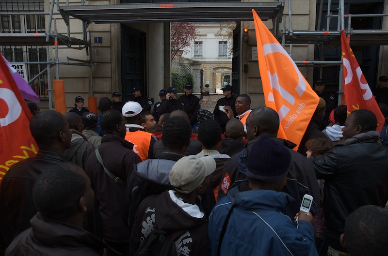 Devant l'entrée de la Préfecture