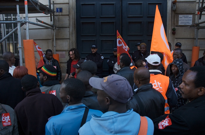 Devant l'entrée de la Préfecture