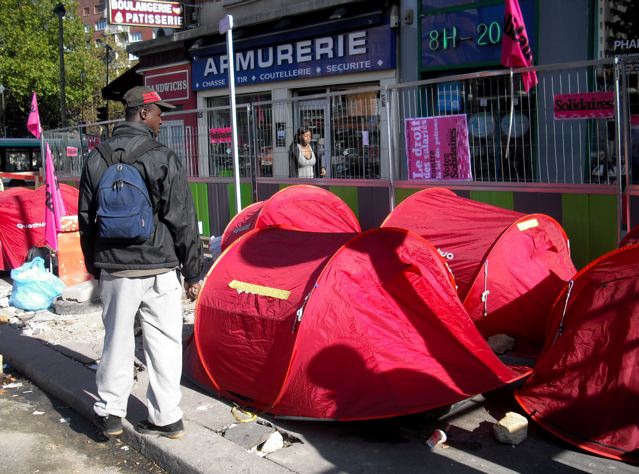 Ils dorment sur le chantier occupé