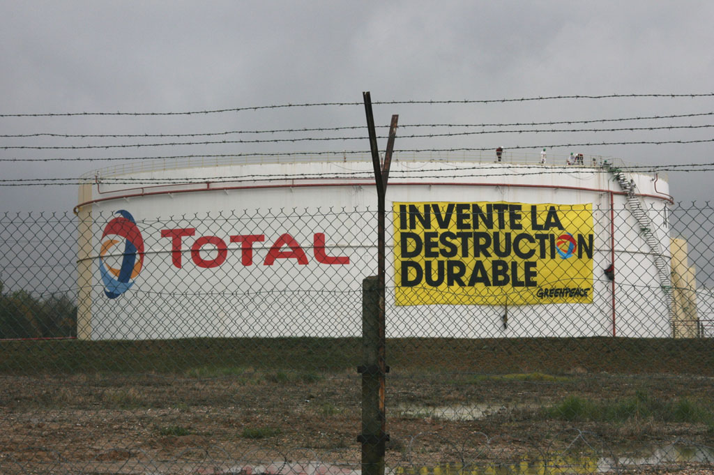 Greenpeace dans la raffinerie Total du Havre